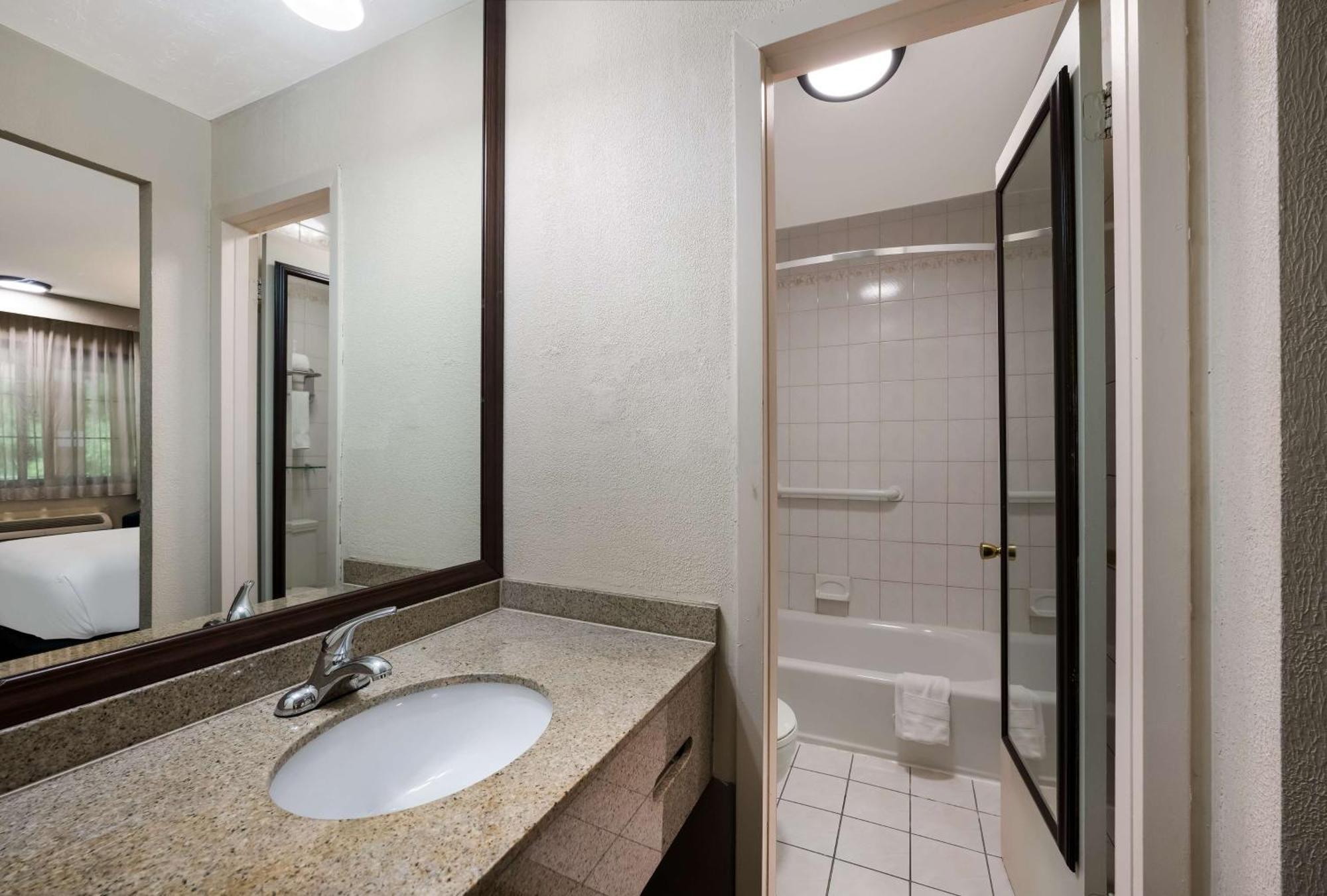 Surestay Plus By Best Western Woodbury Inn Esterno foto